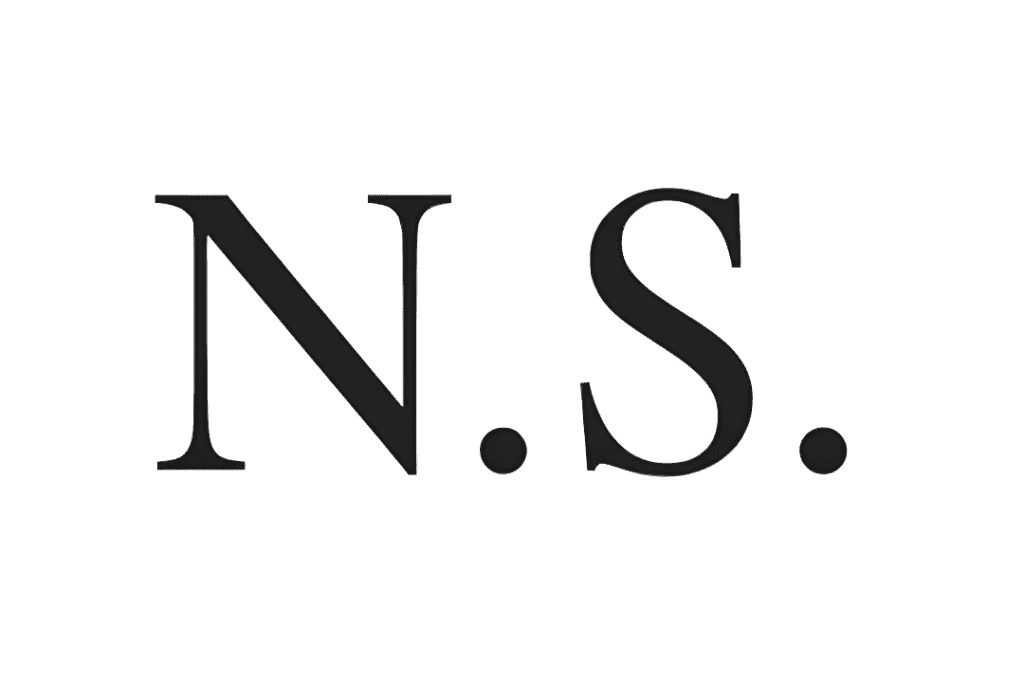 Letras mayúsculas negras "N.S." en fuente serif, centradas sobre fondo blanco.