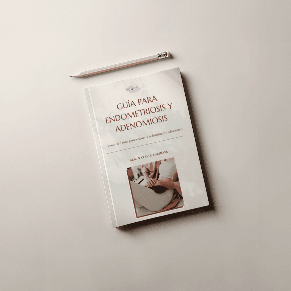 Un libro de tratamiento de endometriosis titulado "Guía para Endometriosis y Adenomiosis" de la Dra. Natalia Subirats se coloca sobre una superficie clara junto a un lápiz.